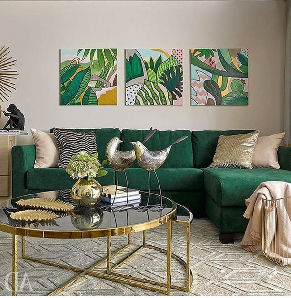 Серые стены и изумрудный диван