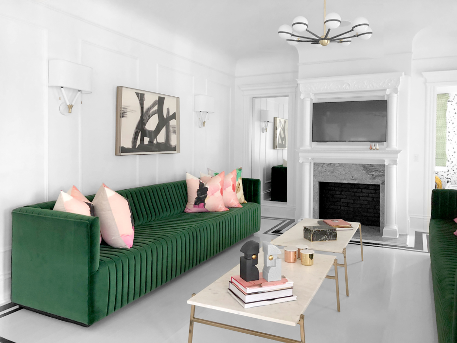 Серо-зеленый диван в интерьере