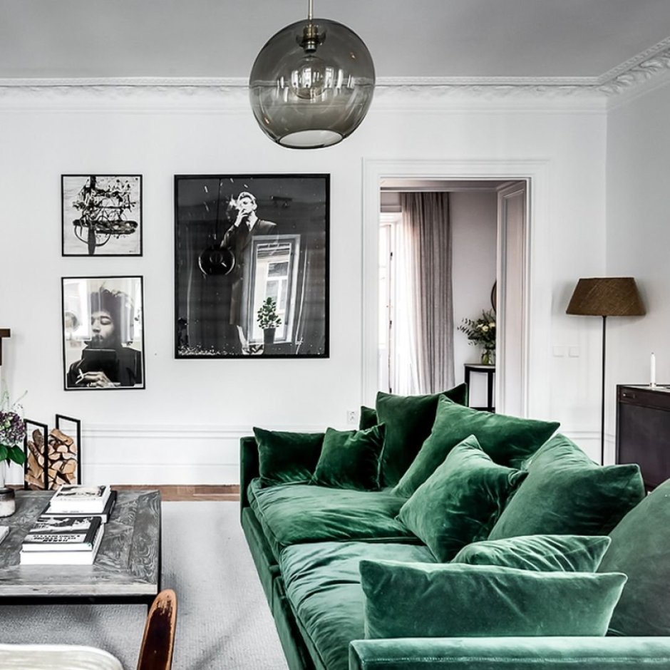 Темно зеленый диван