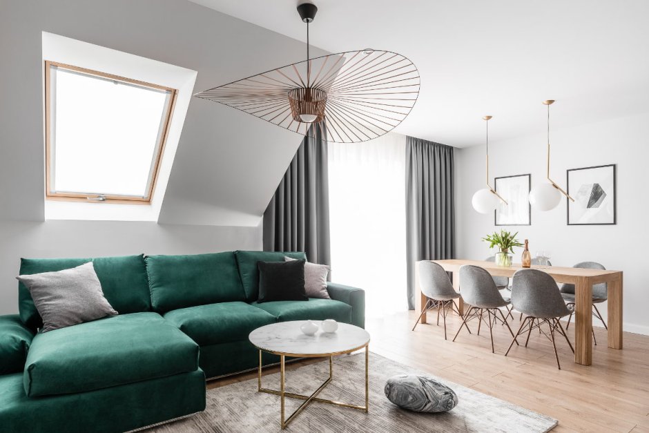 Изумрудный диван в интерьере