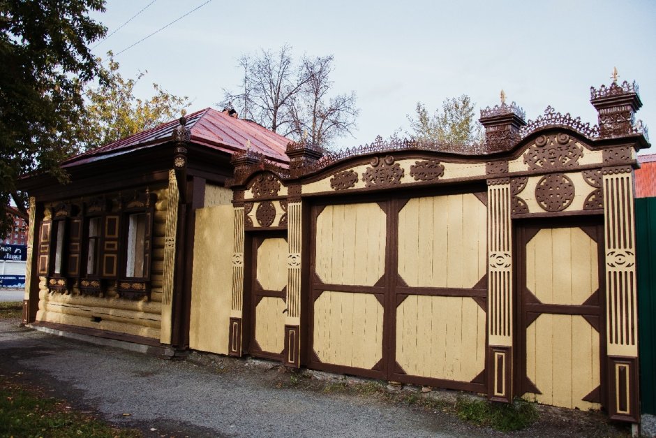 Резные деревянные ворота