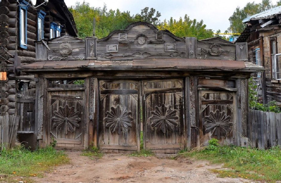 Старые деревянные ворота