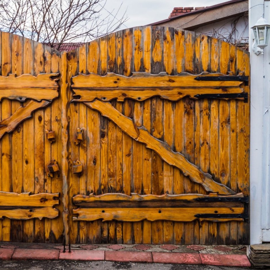 Деревянная калитка в старинном стиле