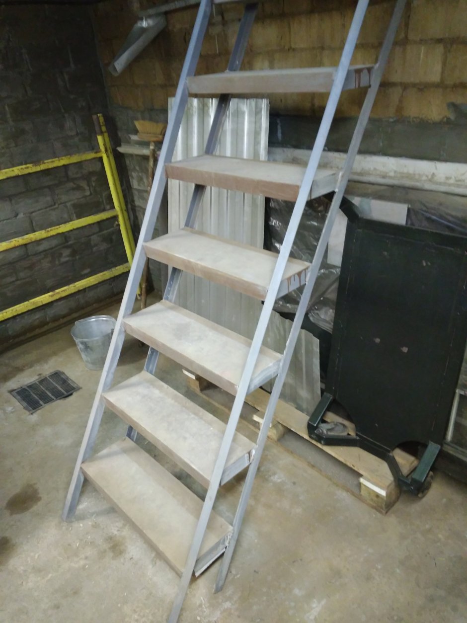 Лестница в подвал