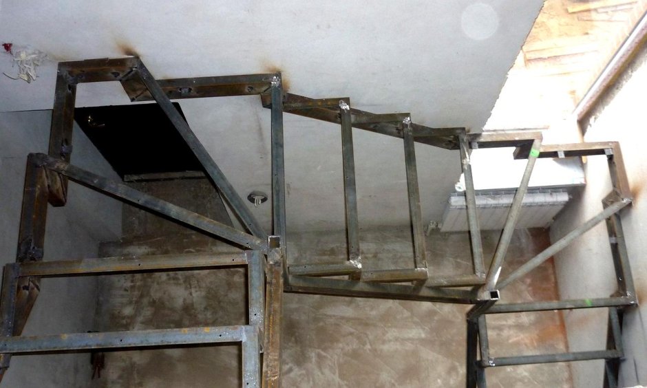 Лестница п-образная с забежными ступенями на металлическом каркасе