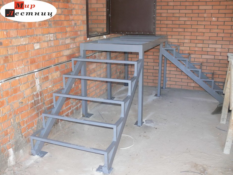 Лестница в подвал металлическая