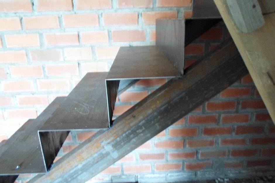 Винтовая лестница в погреб