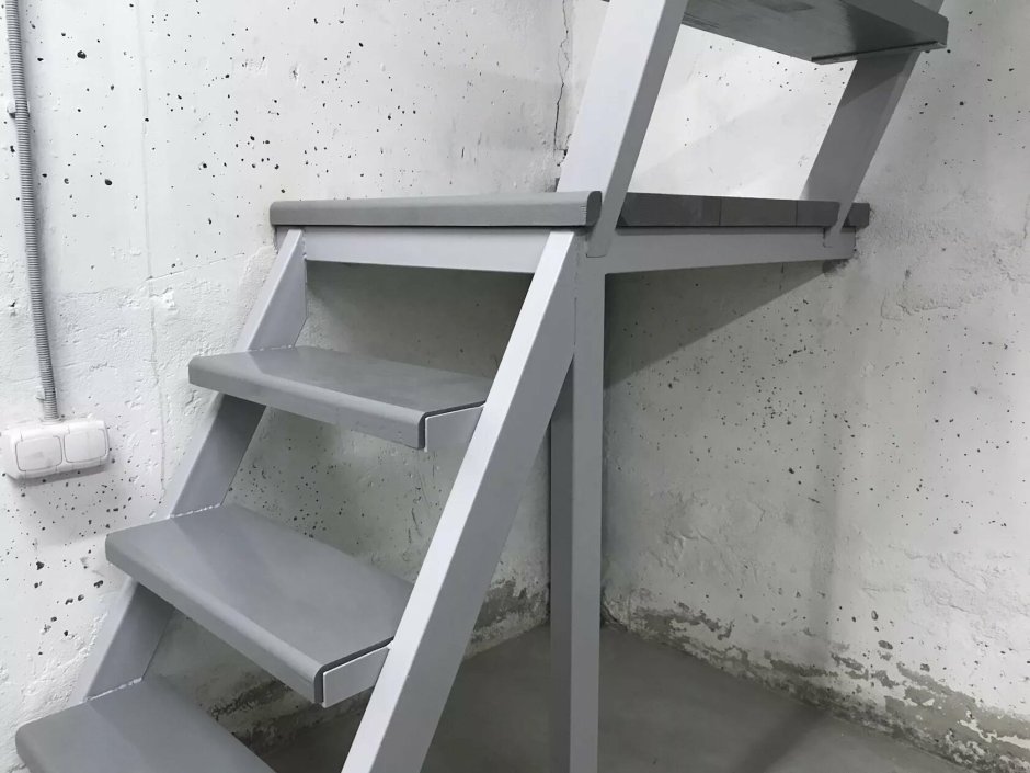 Лестница в подвал металлическая