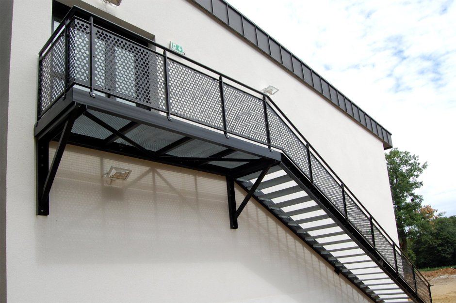 Фасадная лестница из металла