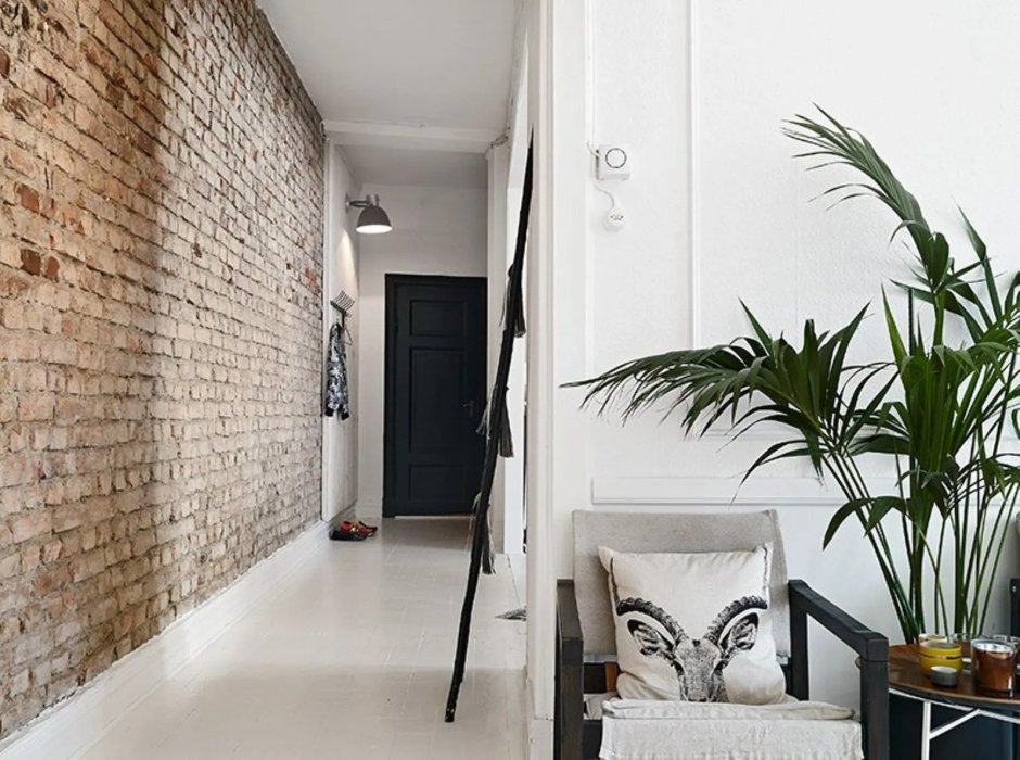 Белый и красный кирпич в прихожей