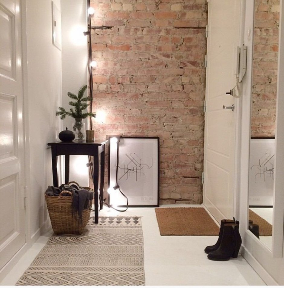 Декор стен в прихожей