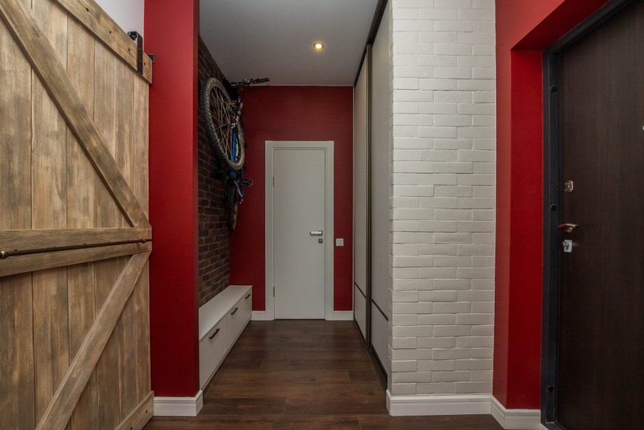 Красный кирпич в интерьере прихожей