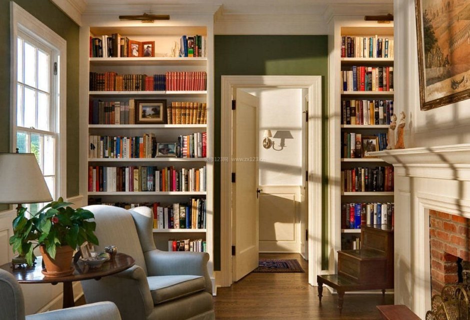 Книжный стеллаж в коридоре