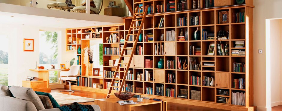 Книжный шкаф в стене