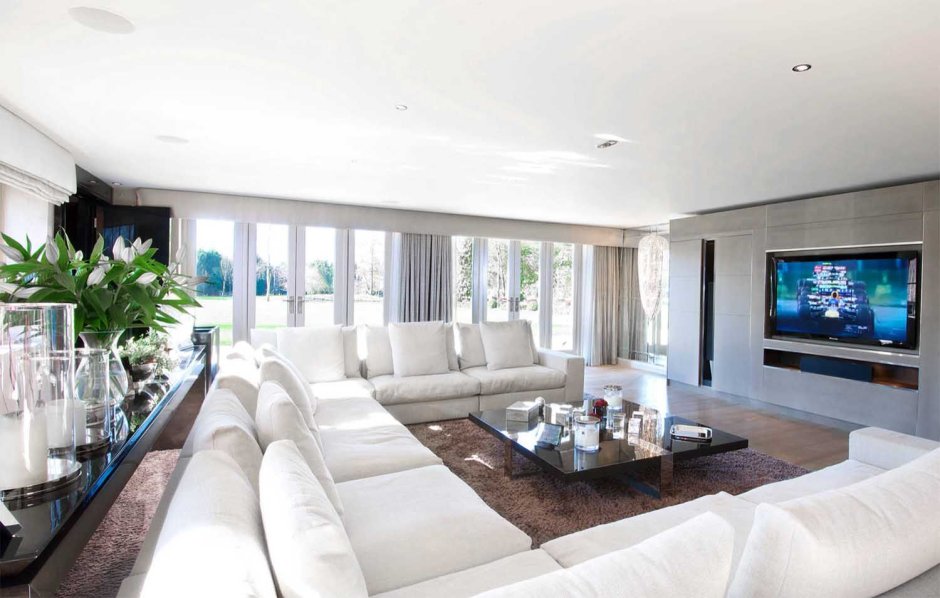 Домашний кинотеатр в интерьере гостиной