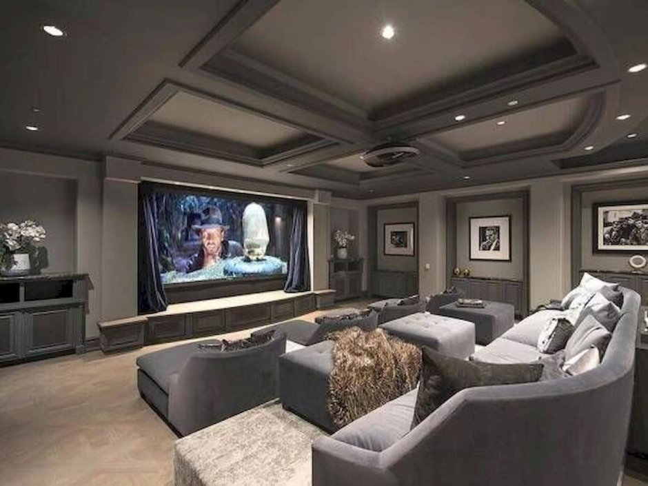 Современный интерьер гостиной с большим телевизорам