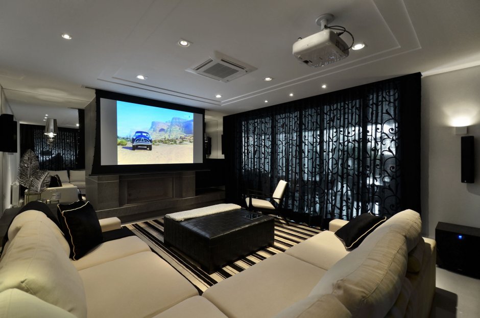 Комната с большим телевизором