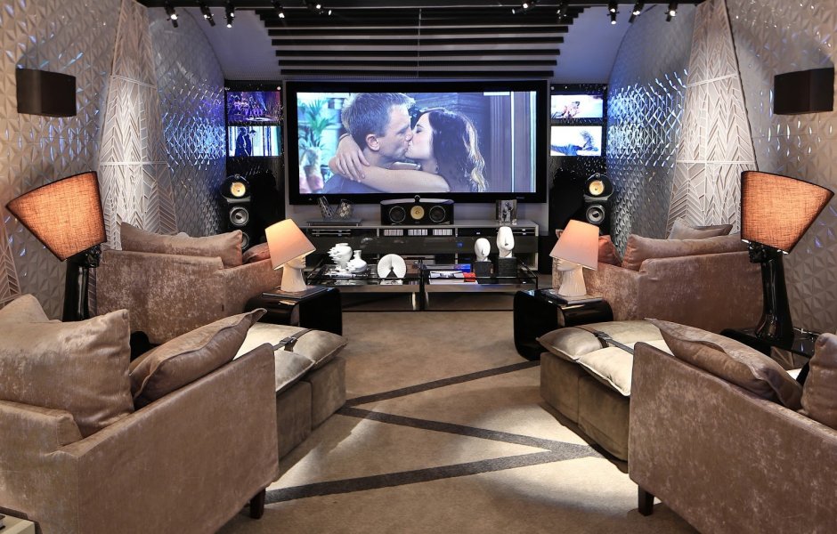 Гостиная с камином и телевизором