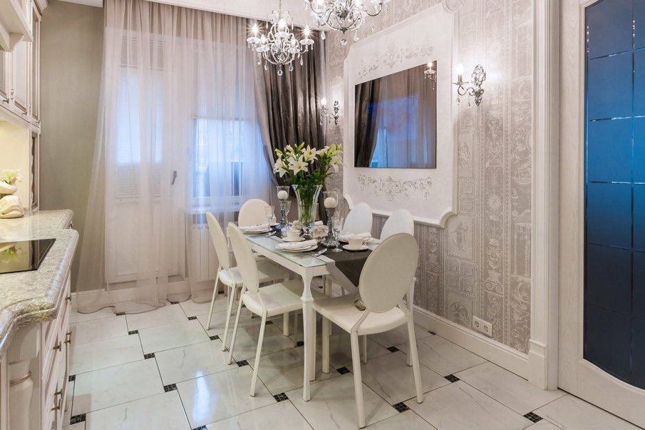 Кухня в классическом стиле с балконом