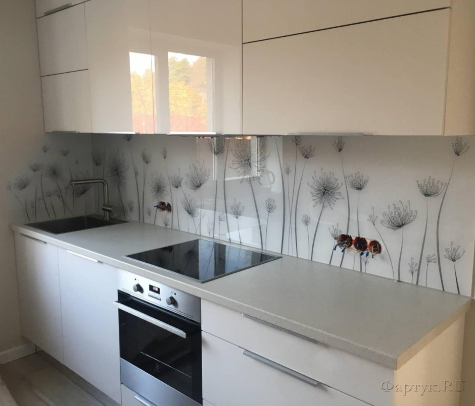 Фартук черными одуванчиками для белой кухни