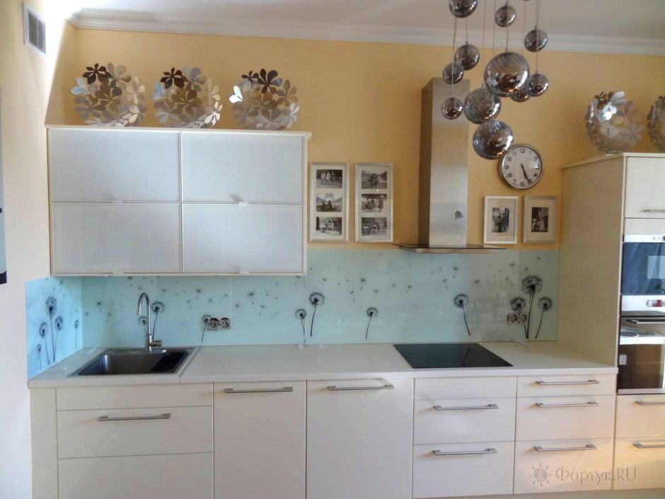 Стеклянный фартук для белой кухни одуванчики