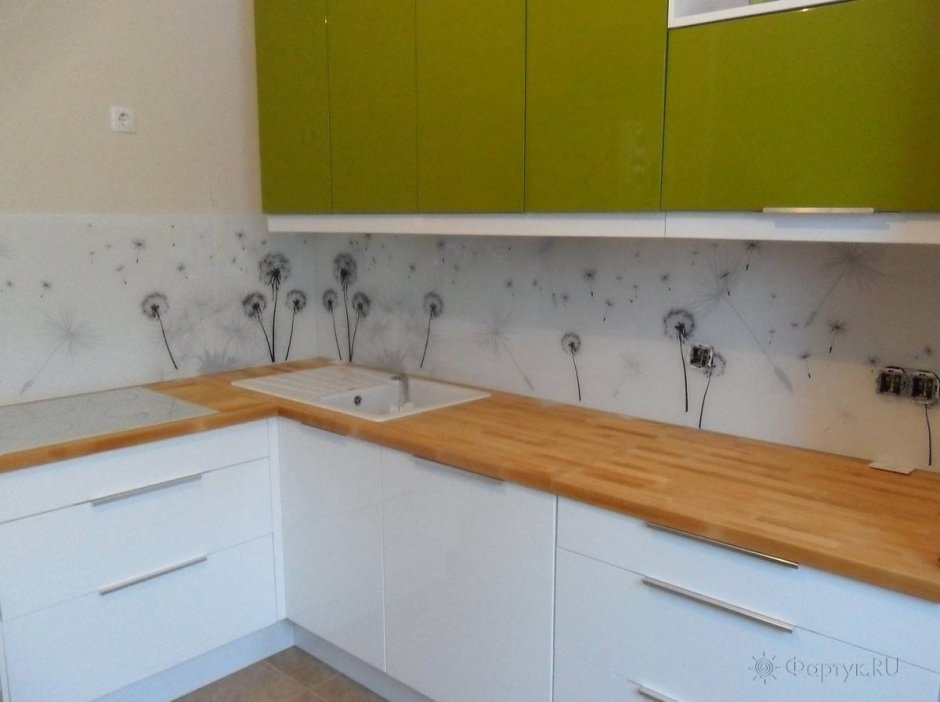 Желтый стеклянный фартук на кухне