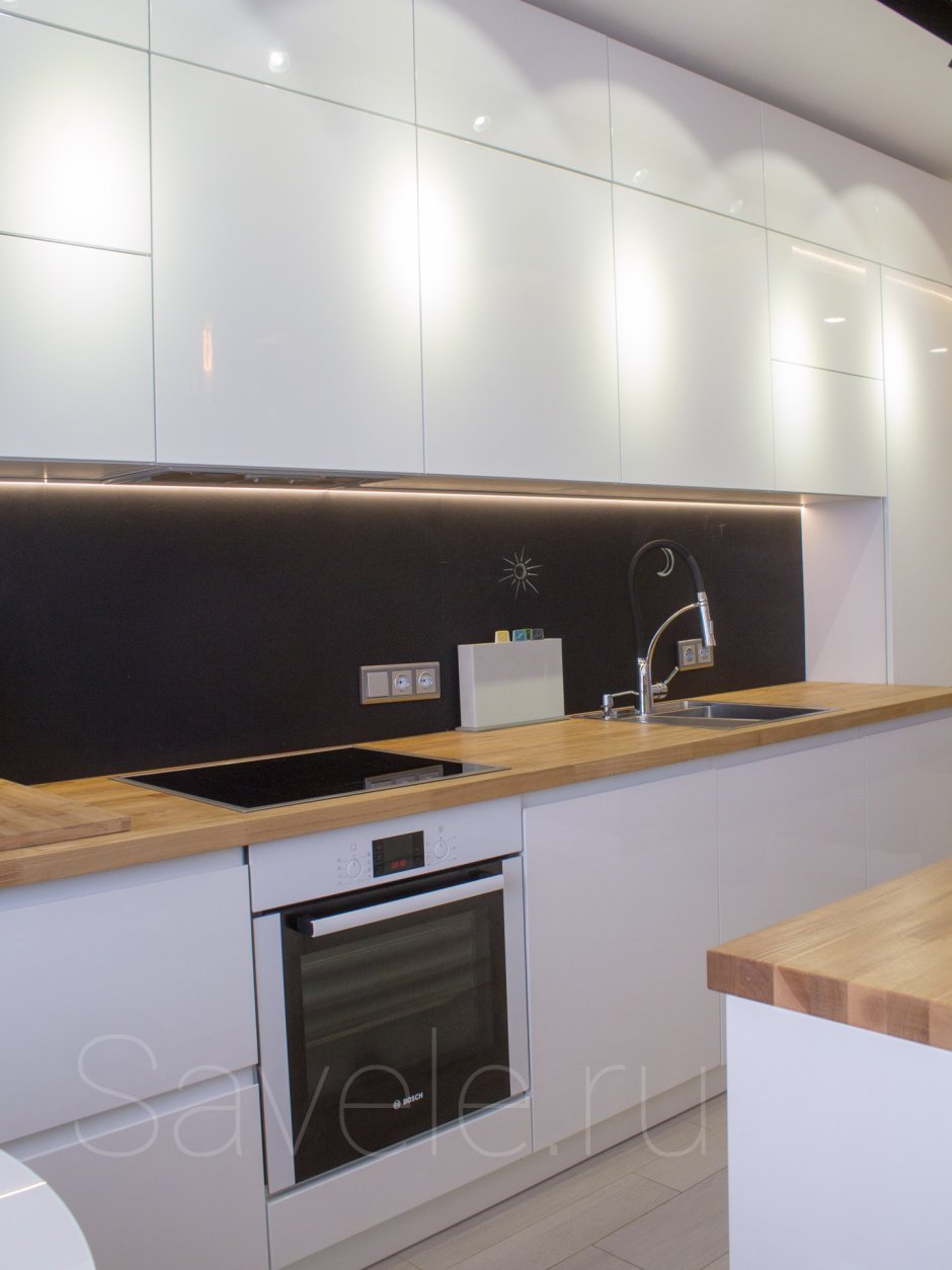 Белая кухня с деревянной столешницей и антресолями