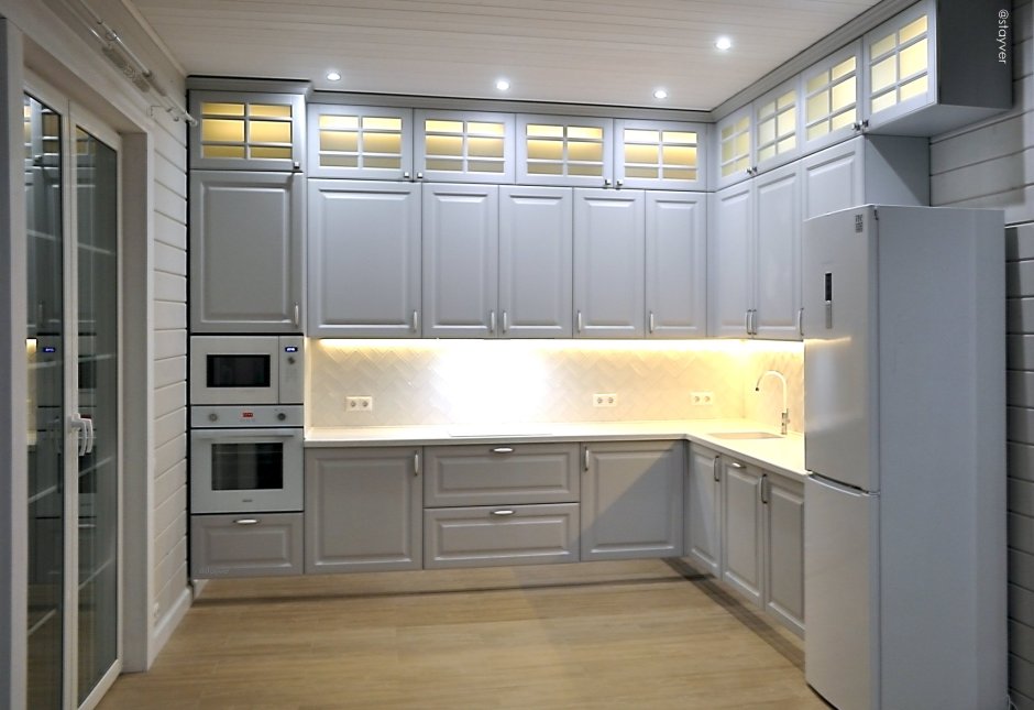 Светло серые фасады кухни