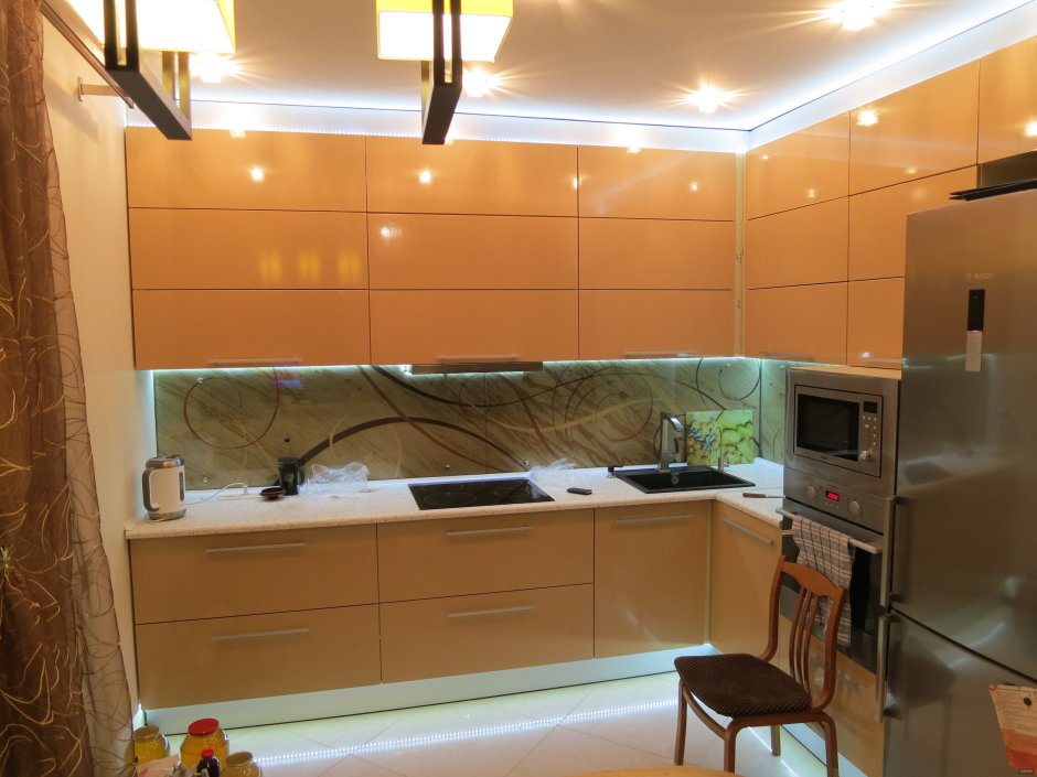 Кухня с высокими верхними шкафами