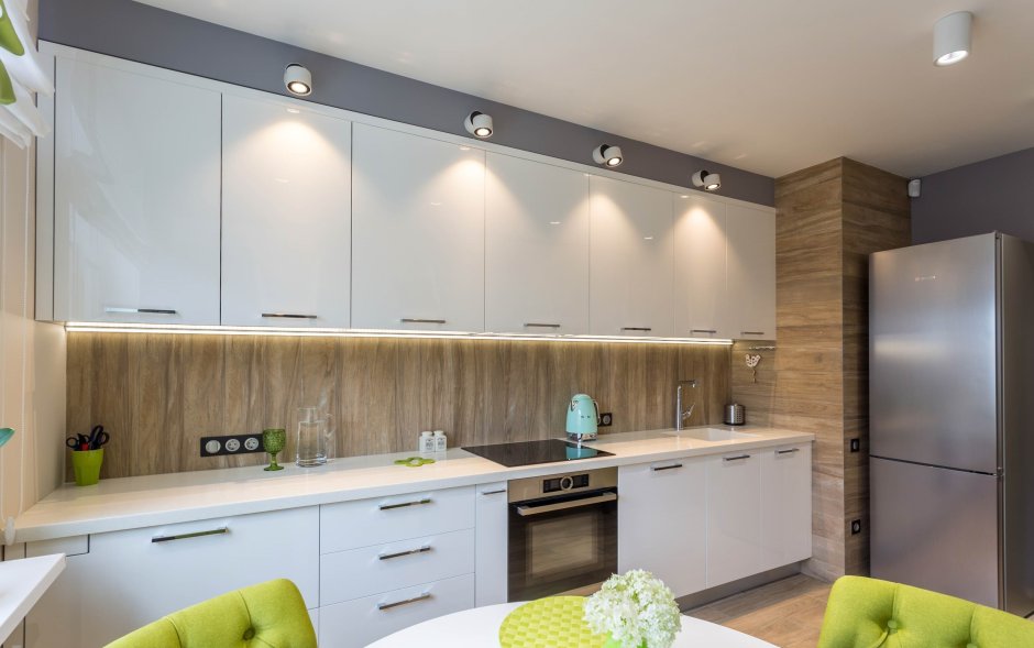 Кухня с высокими верхними шкафами