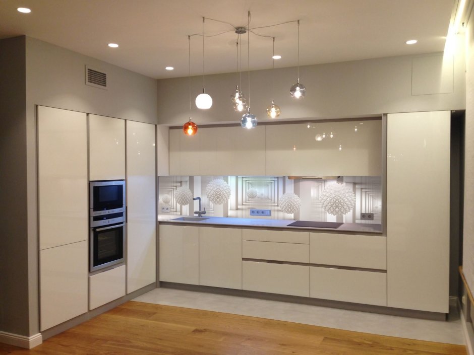 Угловая кухня с высокими шкафами