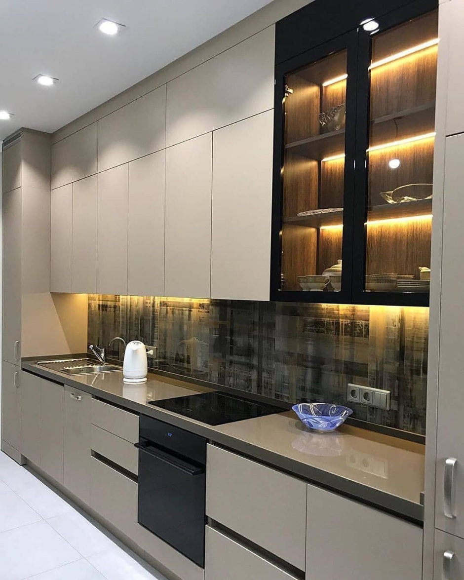 Кухня со шкафами до потолка