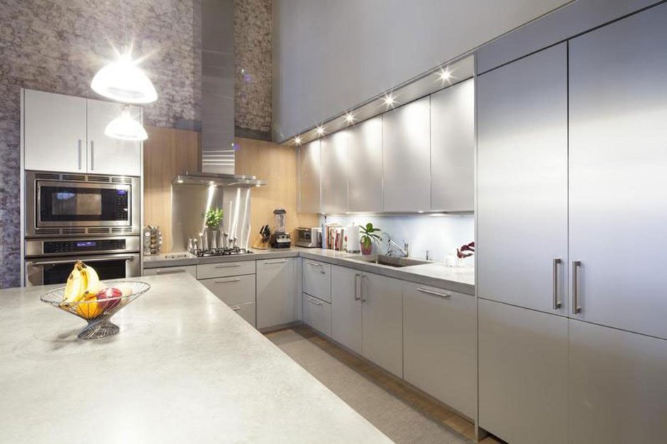 Кухня с высокими потолками