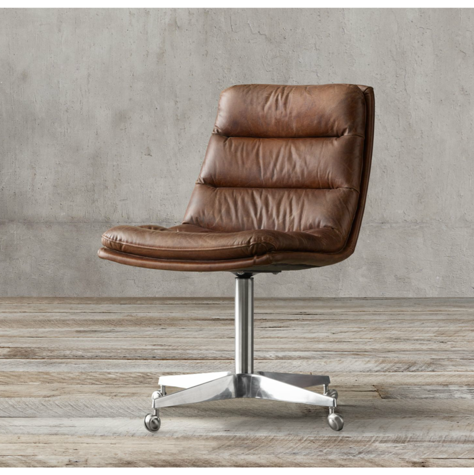 Кожаное кресло в интерьере