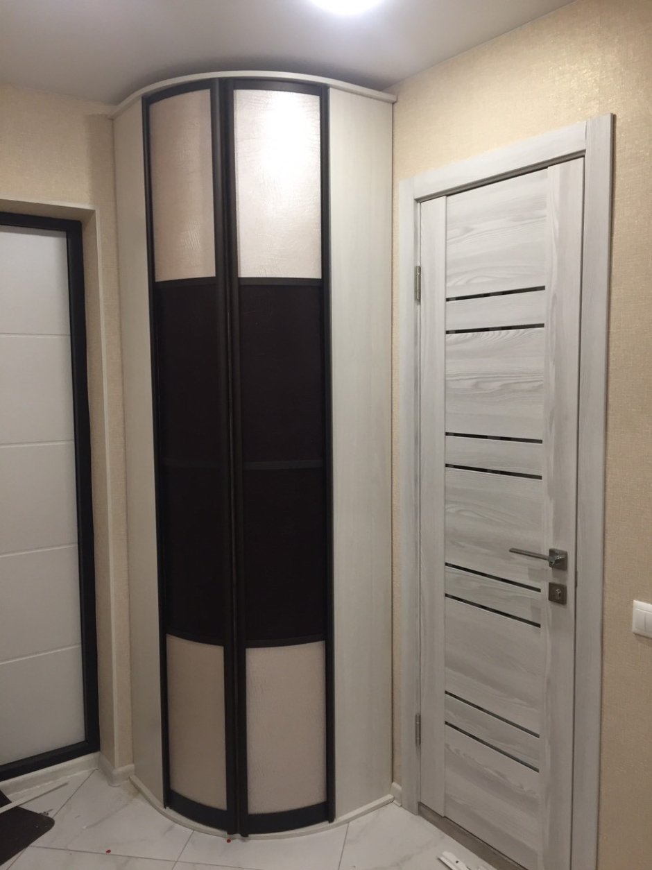 Маленький угловой шкаф в прихожую