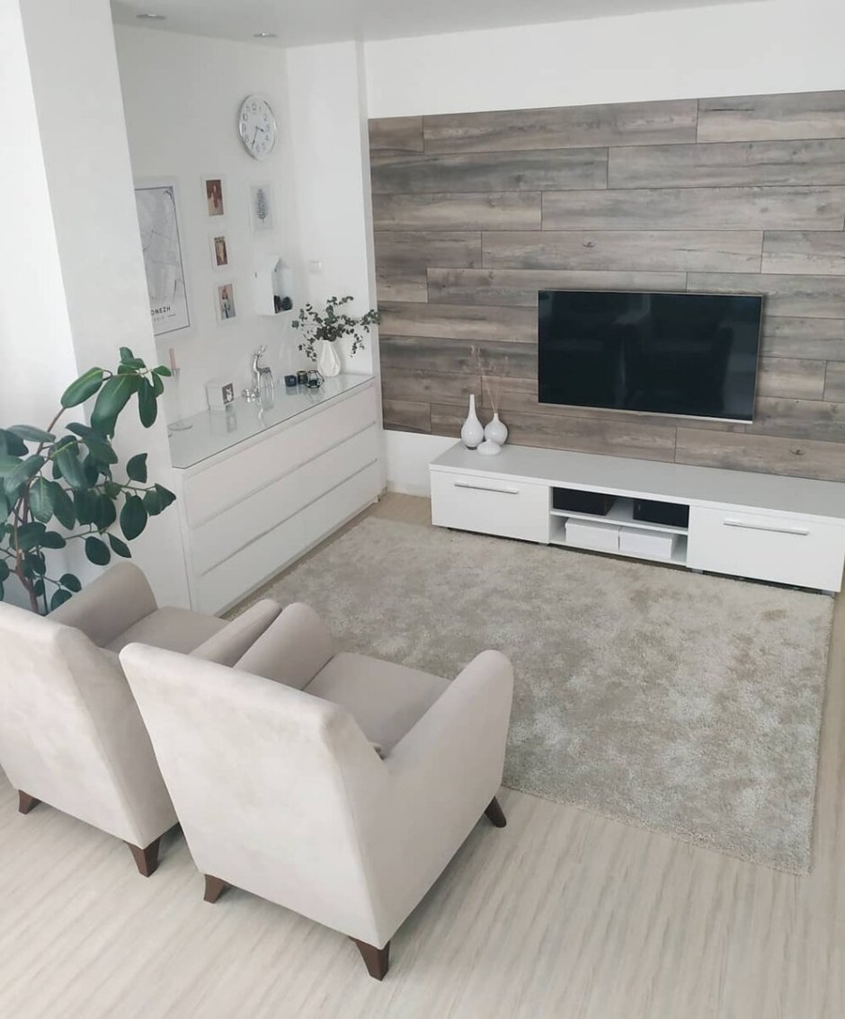 Деревянная акцентная стена в гостиной