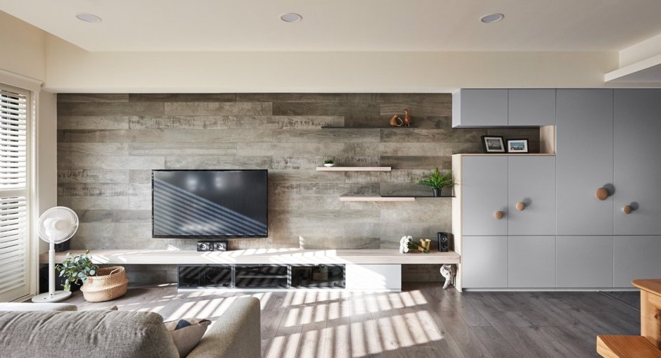 Ламинат на стену в гостиной