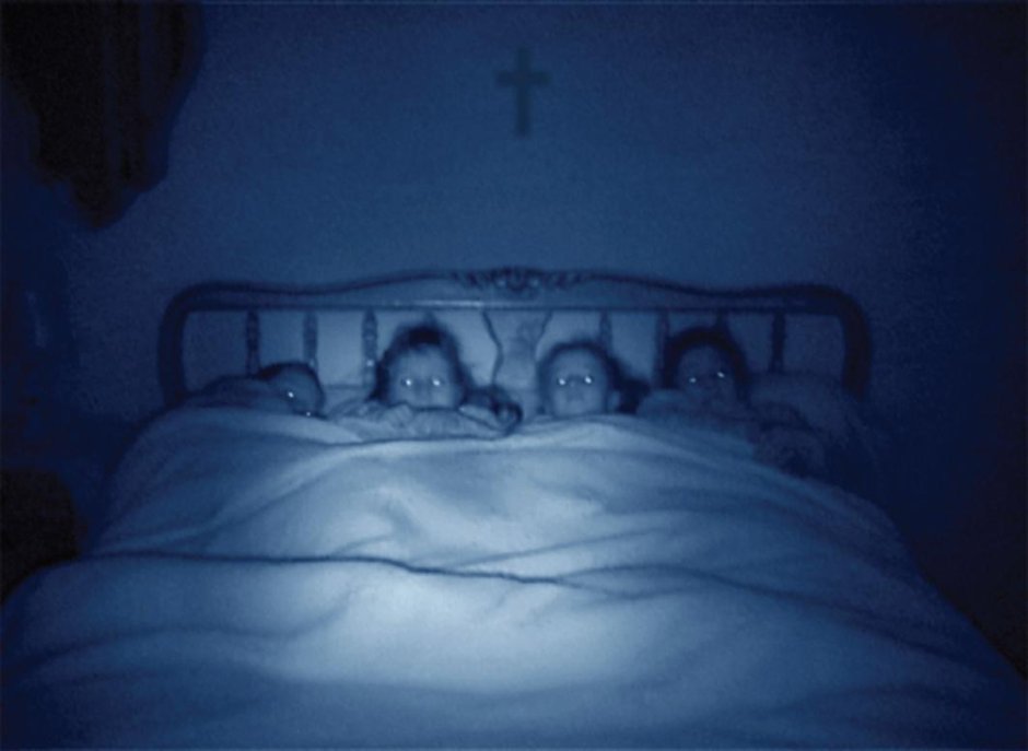 Комната с кроватью в темноте