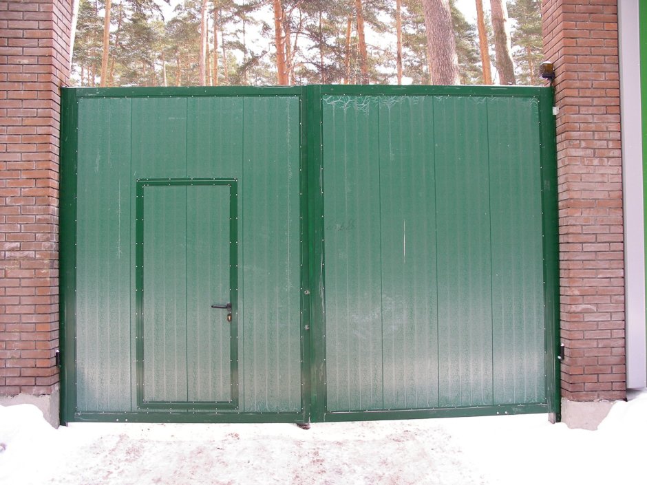 Гаражные ворота из профнастила