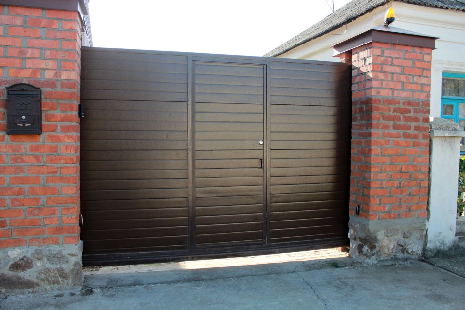 Гаражные ворота распашные из металлосайдинга