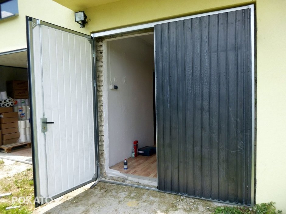 Гаражные распашные ворота сайдингом