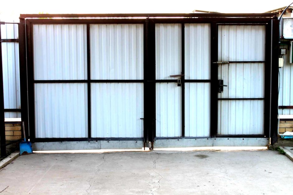 Секционные ворота антрацит DOORHAN С калиткой