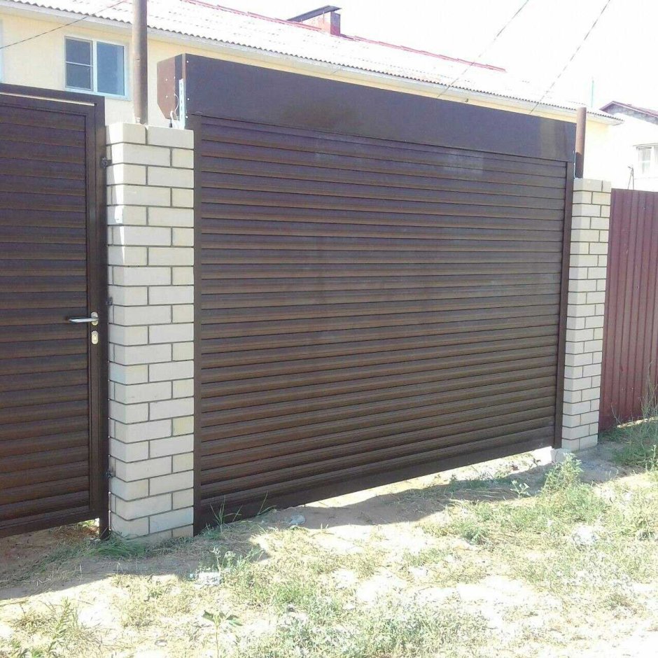 Гараж рядом с забором