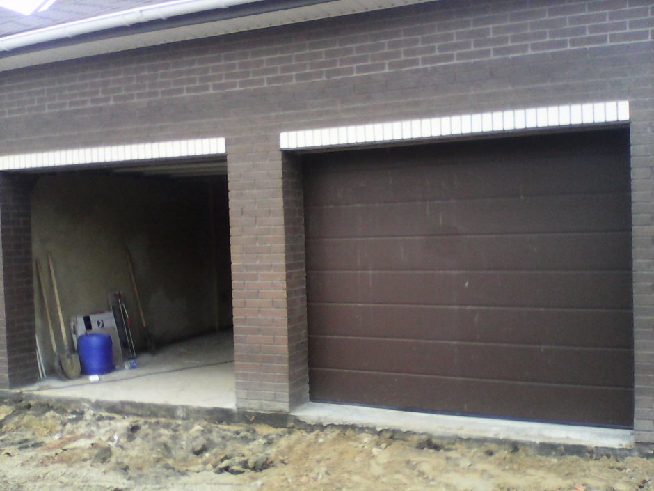 Секционные ворота ALUTECH С калиткой