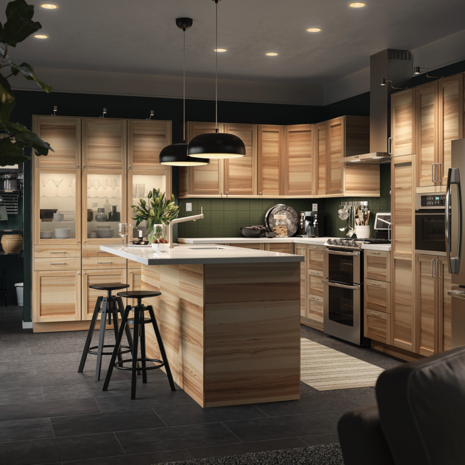 Кухня с дубовыми фасадами в интерьере
