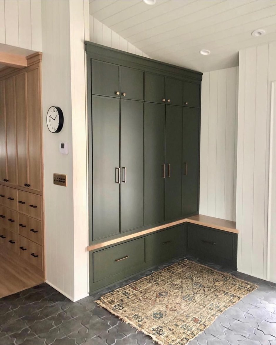 Темно зеленый шкаф