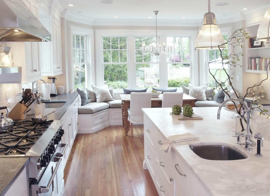 Просторная кухня в частном доме