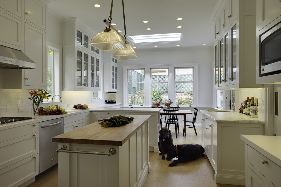 Кухня с окном в рабочей зоне