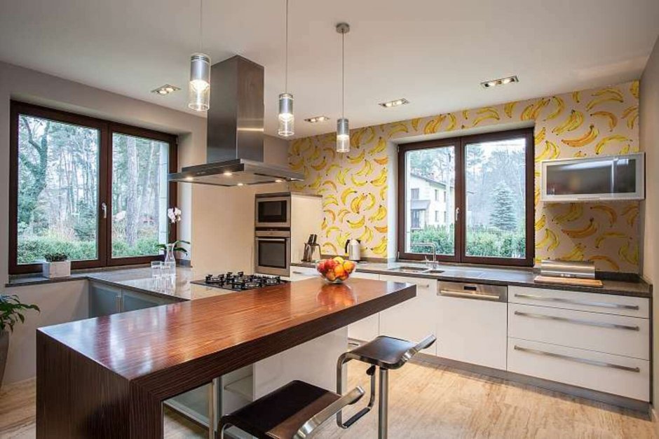 Кухня у окна в квартире