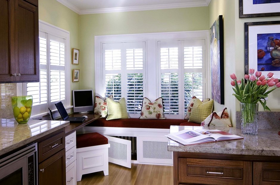 Широкий подоконник в интерьере